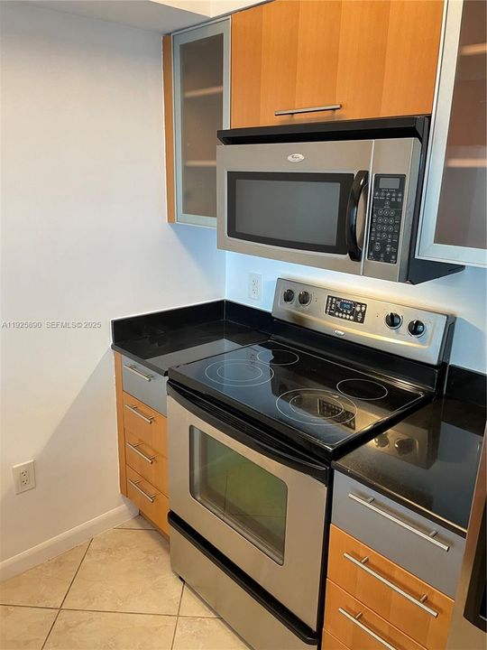 For Rent: $2,575 (1 beds, 1 baths, 825 Square Feet)