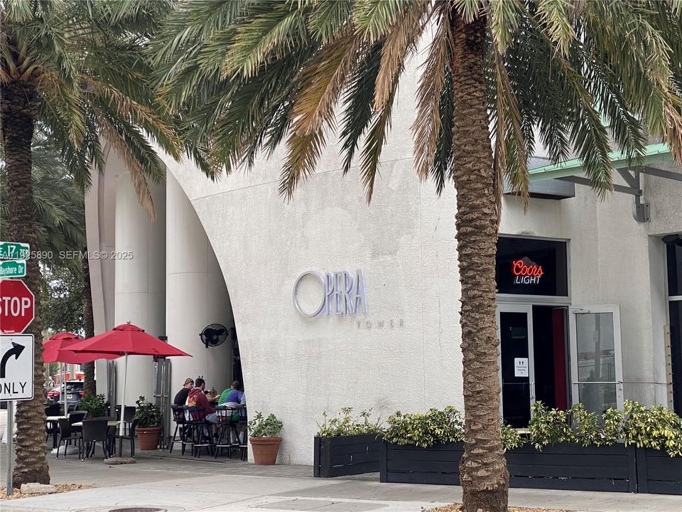 For Rent: $2,575 (1 beds, 1 baths, 825 Square Feet)