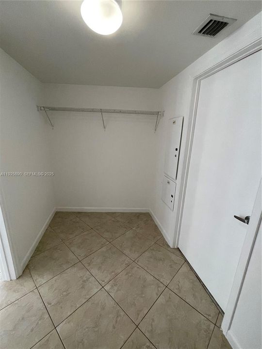 For Rent: $2,575 (1 beds, 1 baths, 825 Square Feet)