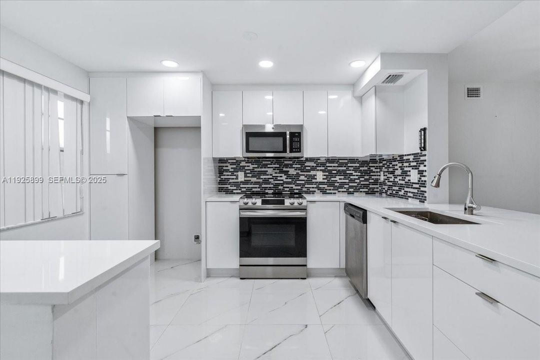 For Sale: $165,900 (2 beds, 2 baths, 1156 Square Feet)