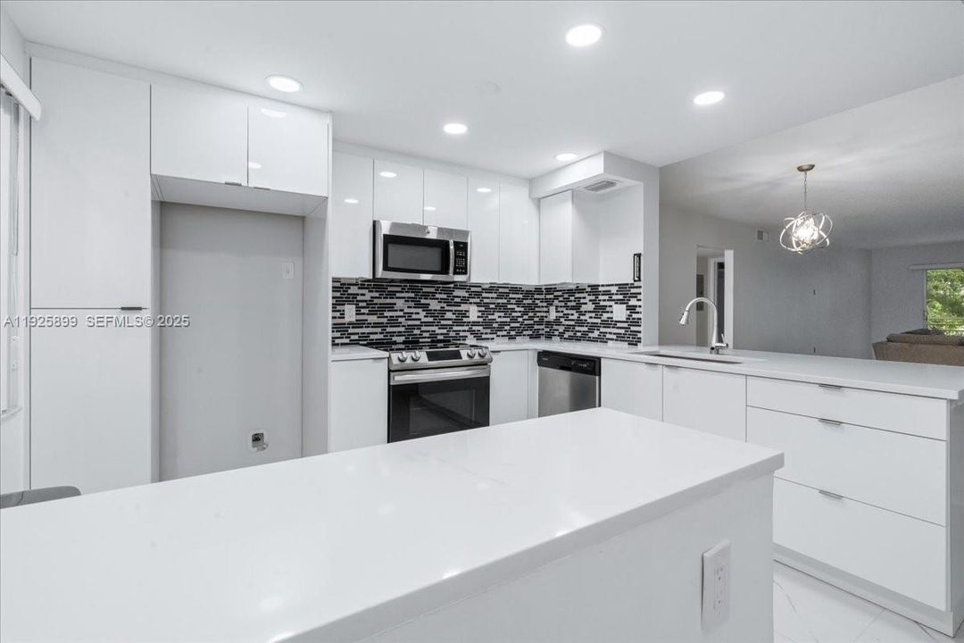 For Sale: $165,900 (2 beds, 2 baths, 1156 Square Feet)