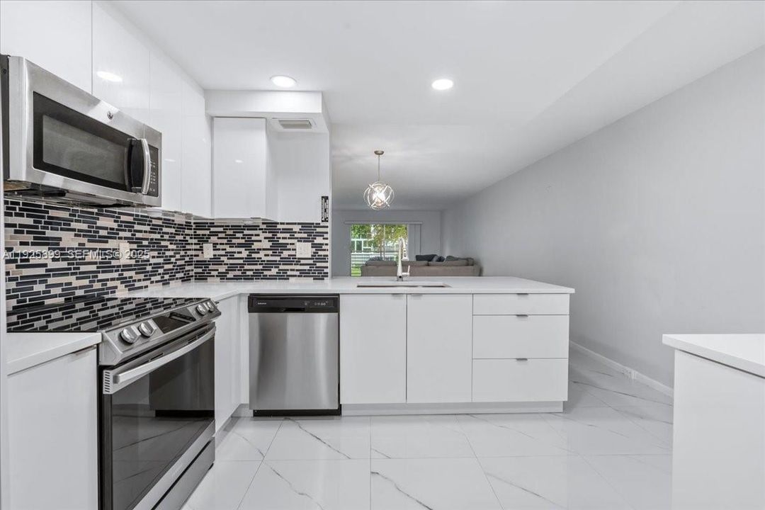 For Sale: $165,900 (2 beds, 2 baths, 1156 Square Feet)