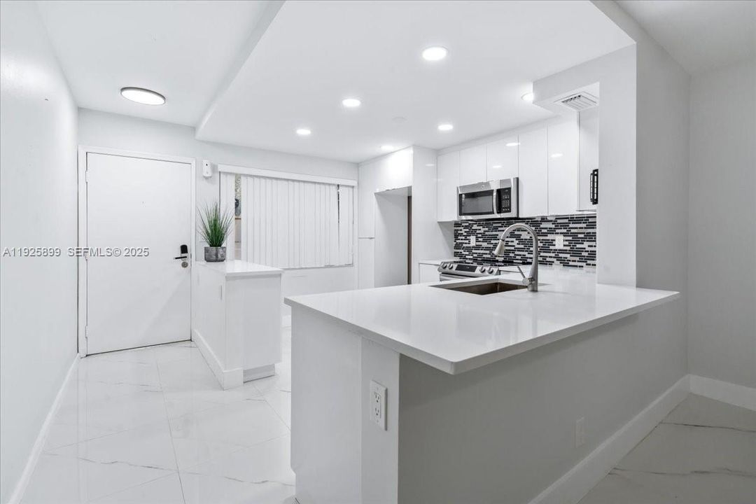 For Sale: $165,900 (2 beds, 2 baths, 1156 Square Feet)