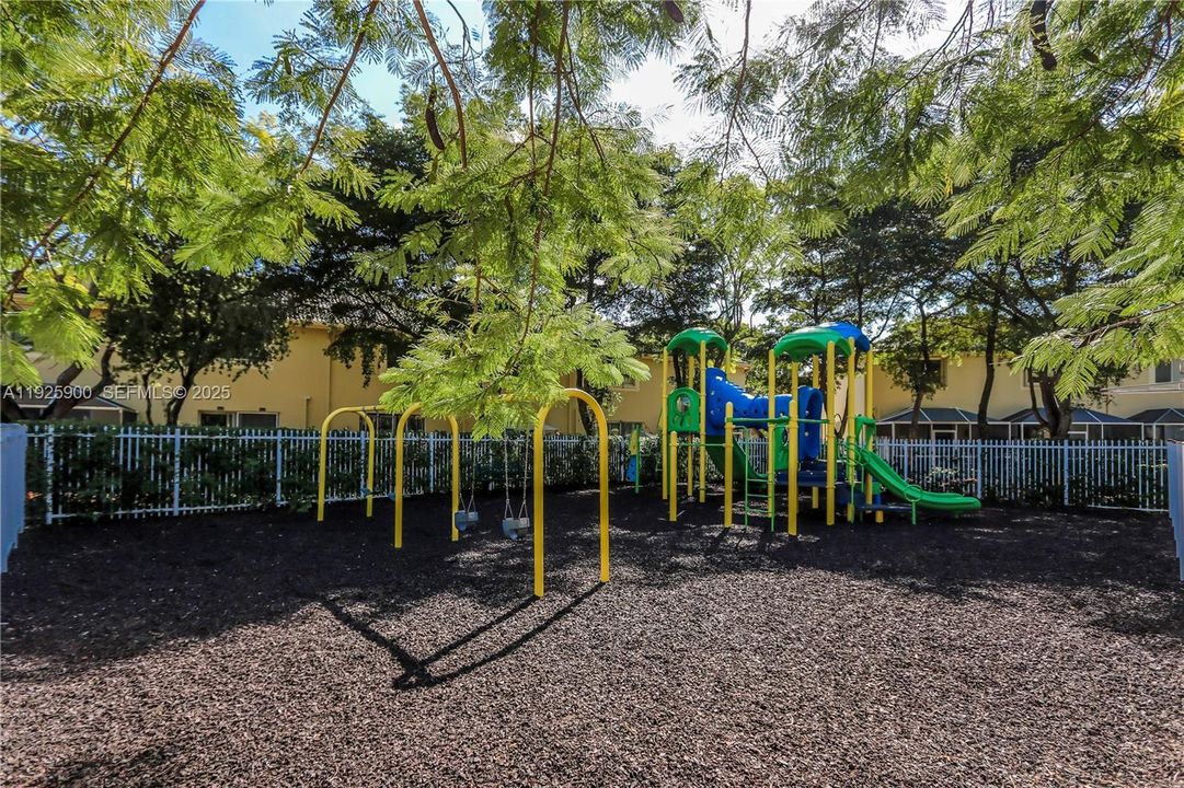 На продажу: $499,900 (4 спален, 2 ванн, 1851 Квадратных фут)