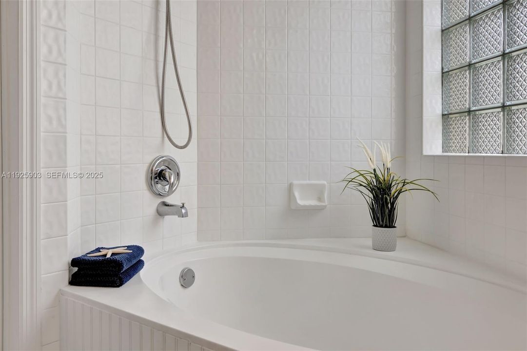 В аренду: $3,300 (2 спален, 2 ванн, 1225 Квадратных фут)