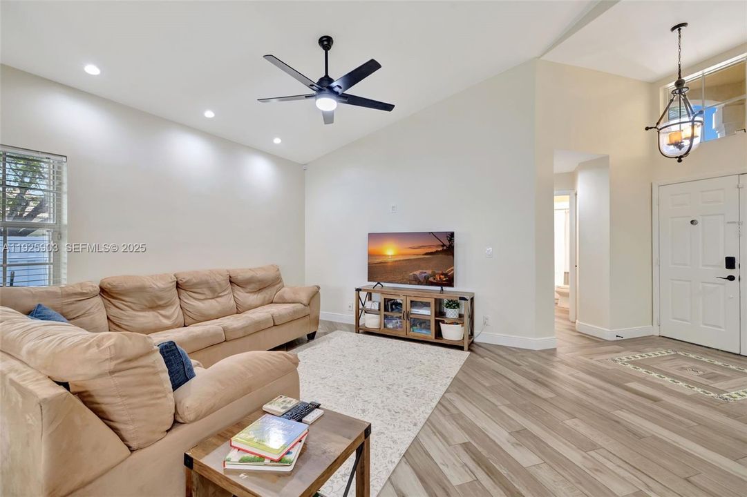 В аренду: $3,300 (2 спален, 2 ванн, 1225 Квадратных фут)