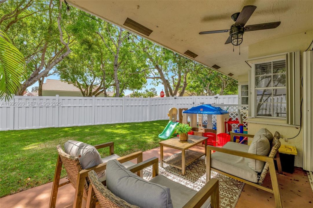 В аренду: $3,300 (2 спален, 2 ванн, 1225 Квадратных фут)