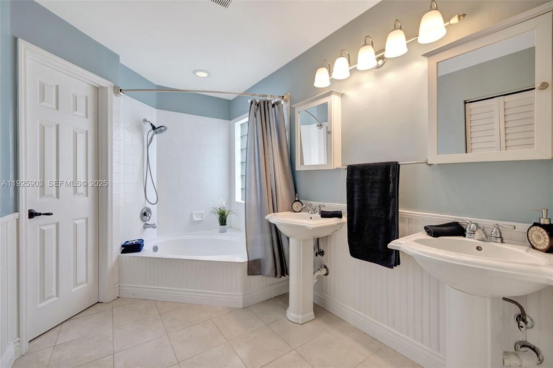 В аренду: $3,300 (2 спален, 2 ванн, 1225 Квадратных фут)