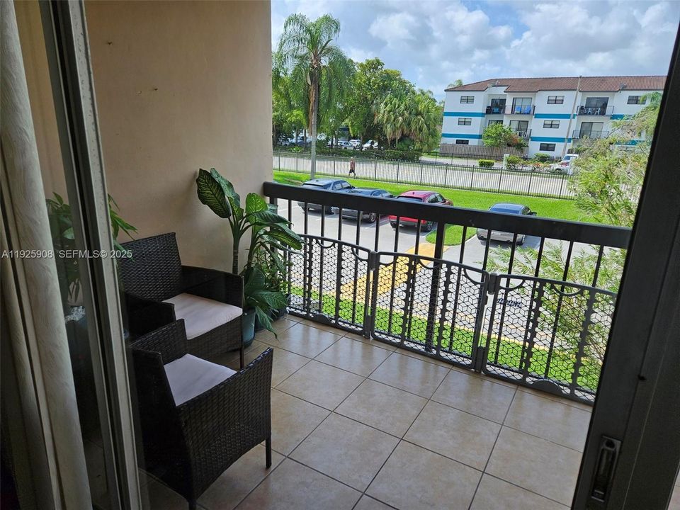 For Rent: $2,250 (2 beds, 2 baths, 983 Square Feet)