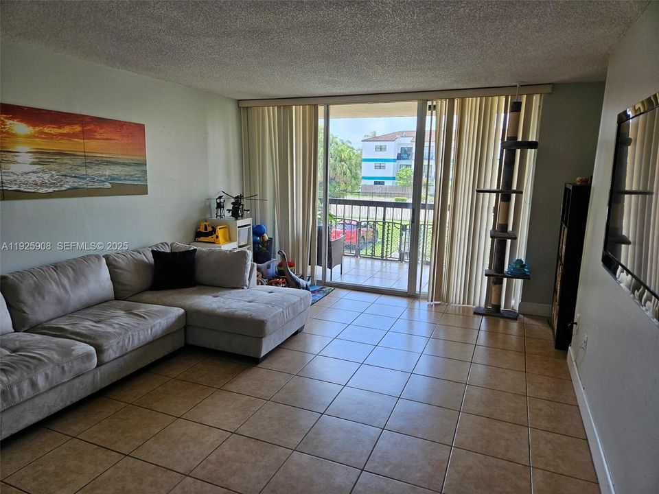 For Rent: $2,250 (2 beds, 2 baths, 983 Square Feet)