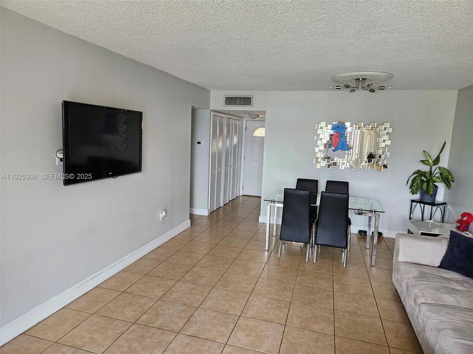 For Rent: $2,250 (2 beds, 2 baths, 983 Square Feet)