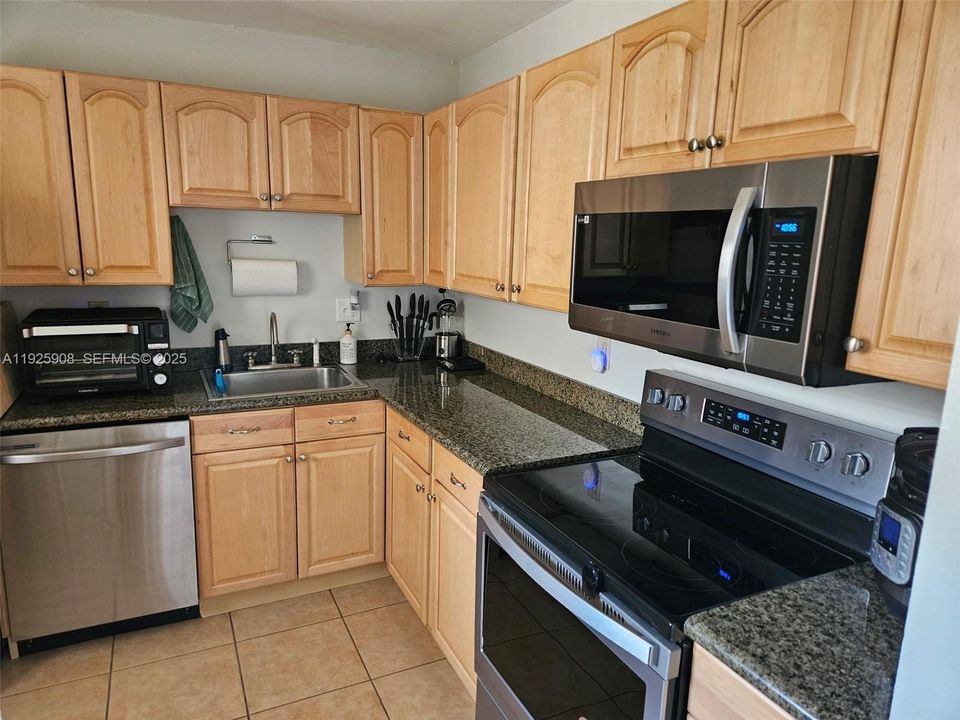 For Rent: $2,250 (2 beds, 2 baths, 983 Square Feet)