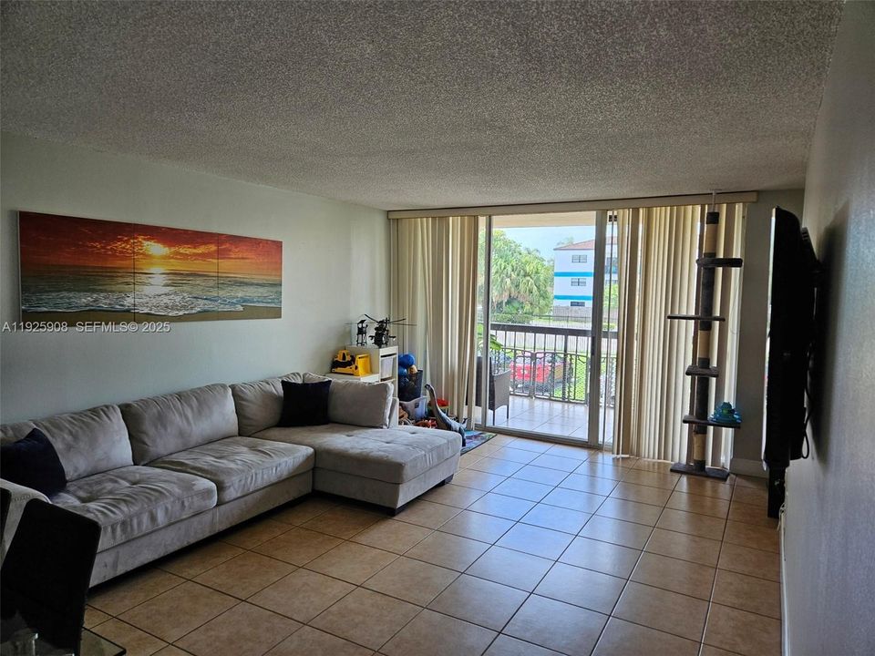 For Rent: $2,250 (2 beds, 2 baths, 983 Square Feet)