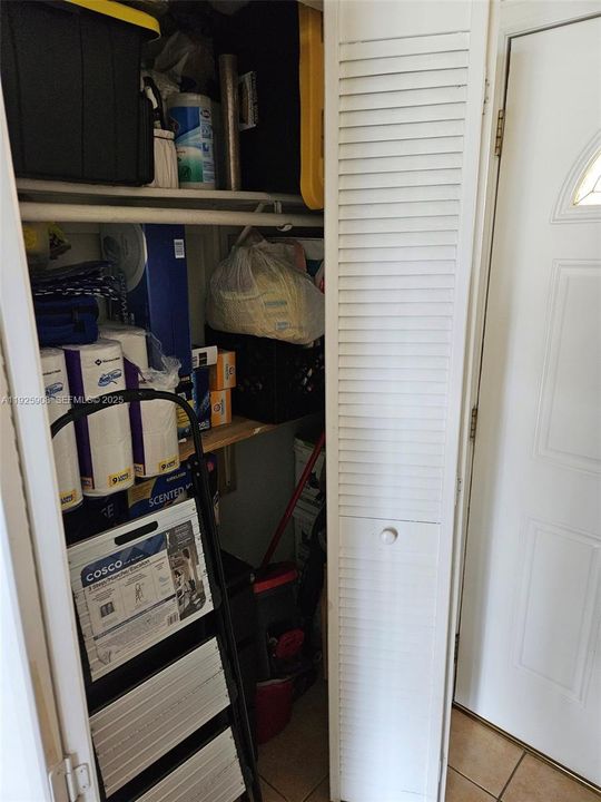 For Rent: $2,250 (2 beds, 2 baths, 983 Square Feet)