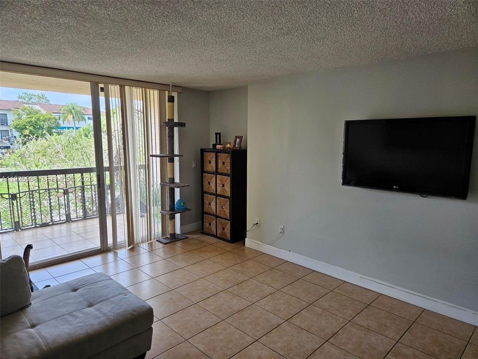 For Rent: $2,250 (2 beds, 2 baths, 983 Square Feet)