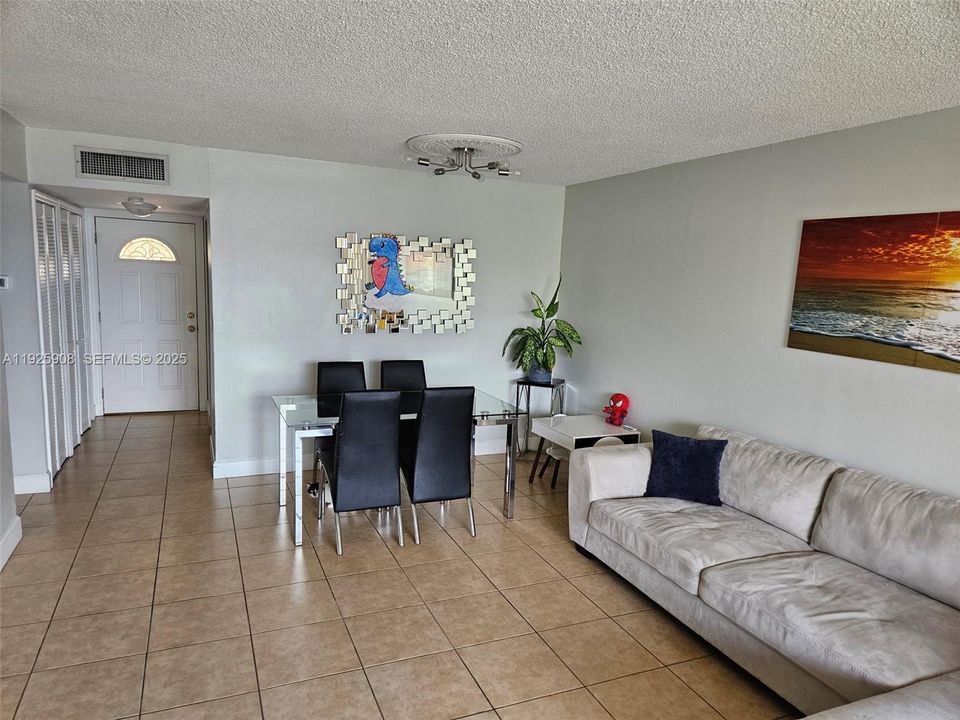 For Rent: $2,250 (2 beds, 2 baths, 983 Square Feet)