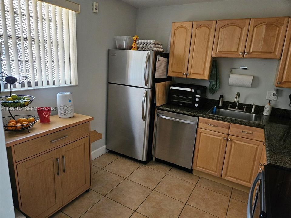 For Rent: $2,250 (2 beds, 2 baths, 983 Square Feet)