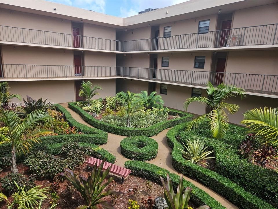 For Rent: $2,250 (2 beds, 2 baths, 983 Square Feet)