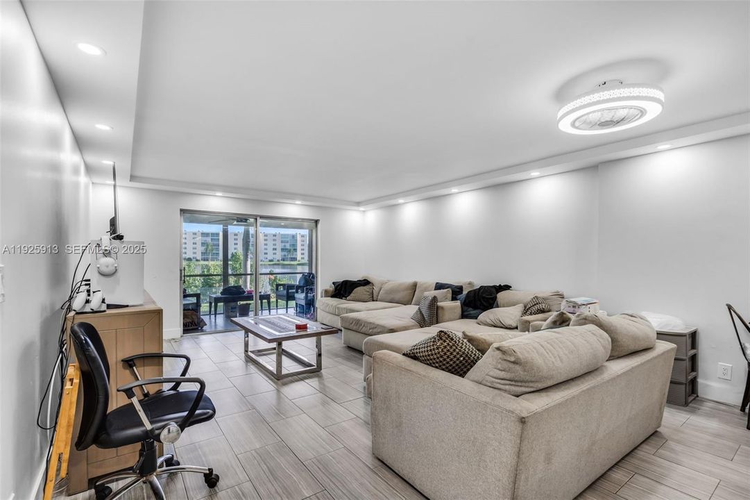 For Sale: $240,000 (2 beds, 2 baths, 1190 Square Feet)