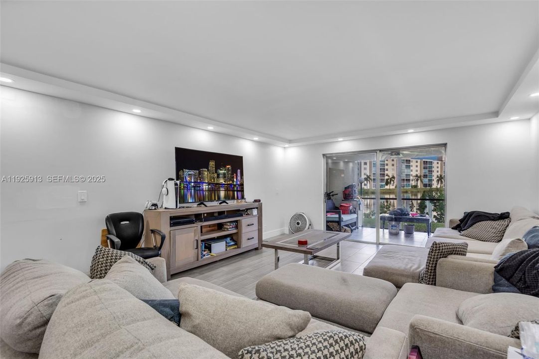 For Sale: $240,000 (2 beds, 2 baths, 1190 Square Feet)