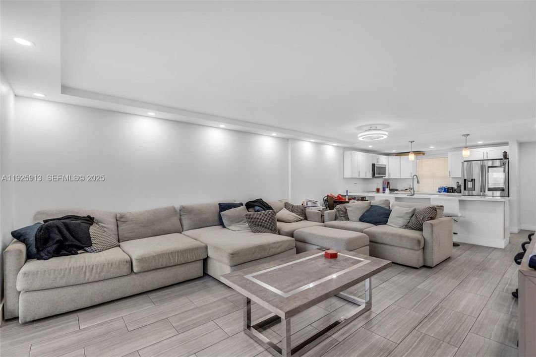 For Sale: $240,000 (2 beds, 2 baths, 1190 Square Feet)