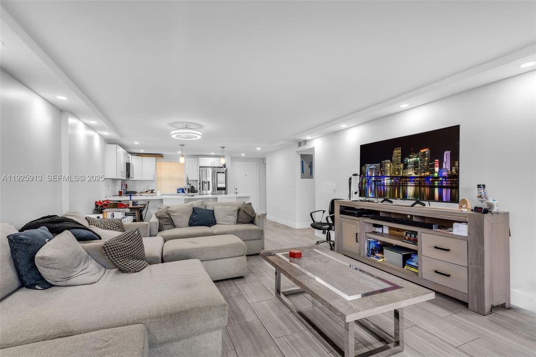 For Sale: $240,000 (2 beds, 2 baths, 1190 Square Feet)