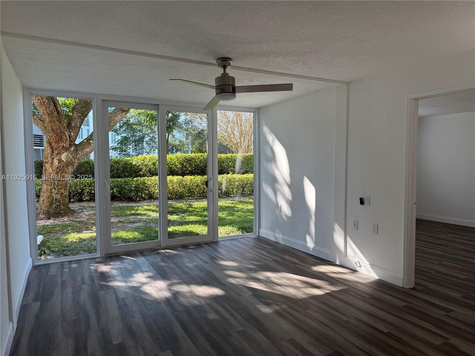 待售: $185,000 (2 贝兹, 2 浴室, 962 平方英尺)