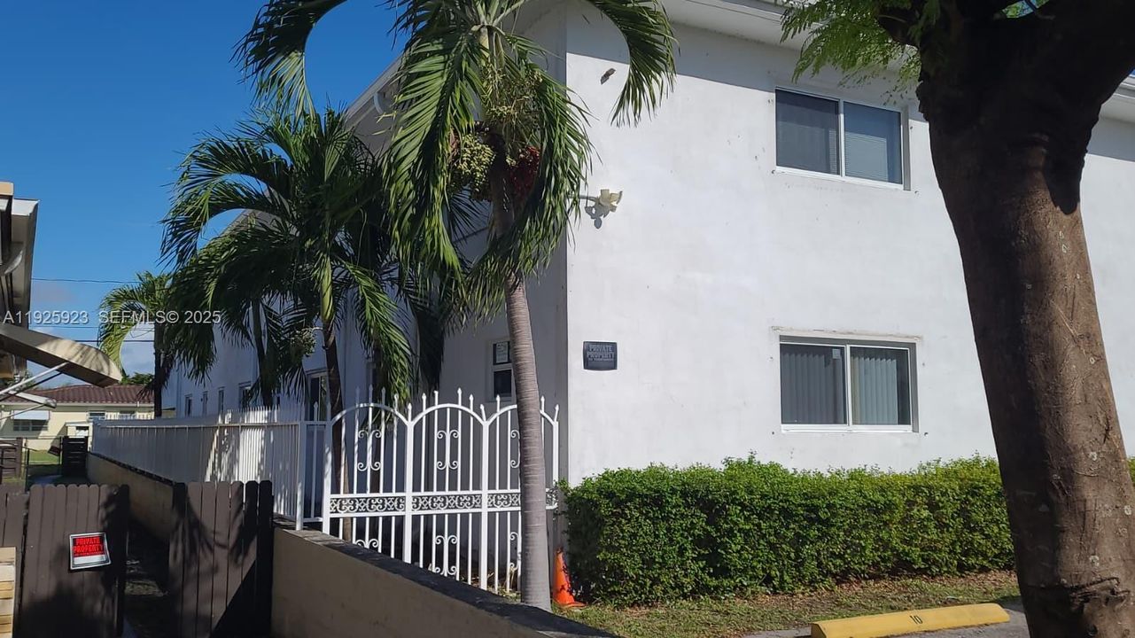 出租: $1,900 (2 贝兹, 2 浴室, 1040 平方英尺)