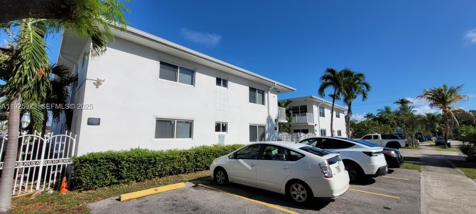 出租: $1,900 (2 贝兹, 2 浴室, 1040 平方英尺)