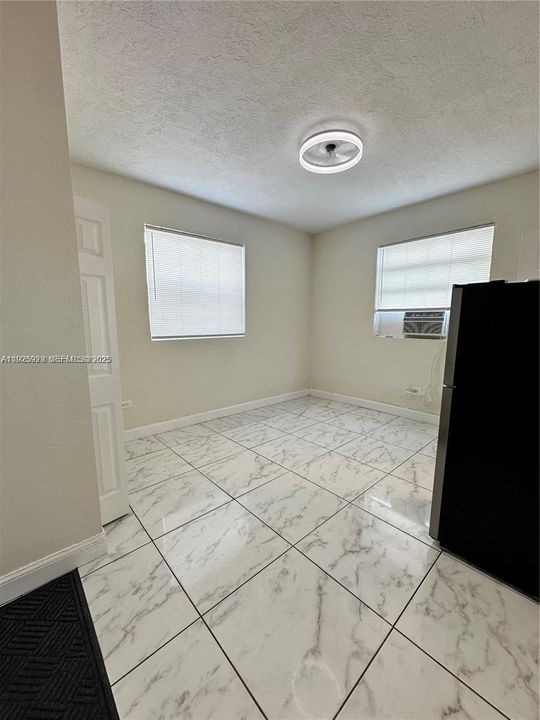 出租: $1,200 (0 贝兹, 1 浴室, 2205 平方英尺)