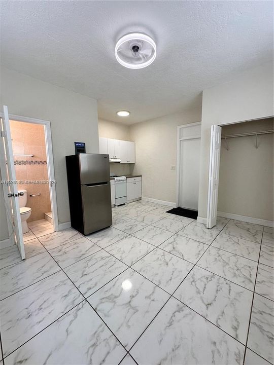 出租: $1,200 (0 贝兹, 1 浴室, 2205 平方英尺)