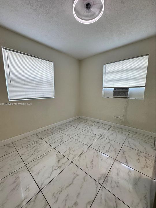 出租: $1,200 (0 贝兹, 1 浴室, 2205 平方英尺)