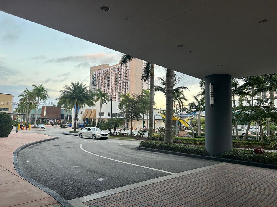 待售: $445,000 (1 贝兹, 1 浴室, 777 平方英尺)