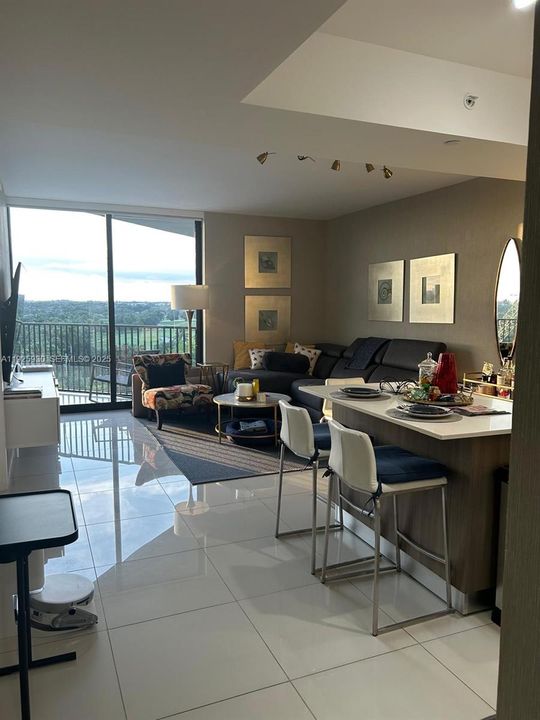 待售: $445,000 (1 贝兹, 1 浴室, 777 平方英尺)