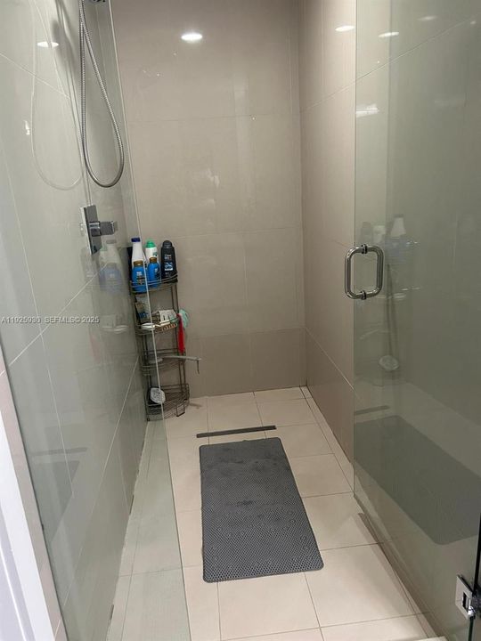 待售: $445,000 (1 贝兹, 1 浴室, 777 平方英尺)