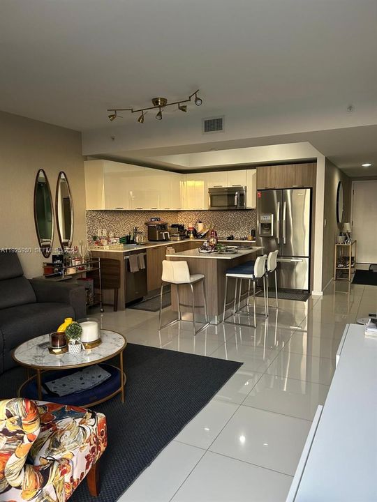 待售: $445,000 (1 贝兹, 1 浴室, 777 平方英尺)