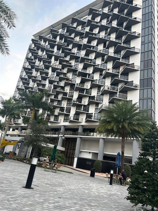 待售: $445,000 (1 贝兹, 1 浴室, 777 平方英尺)