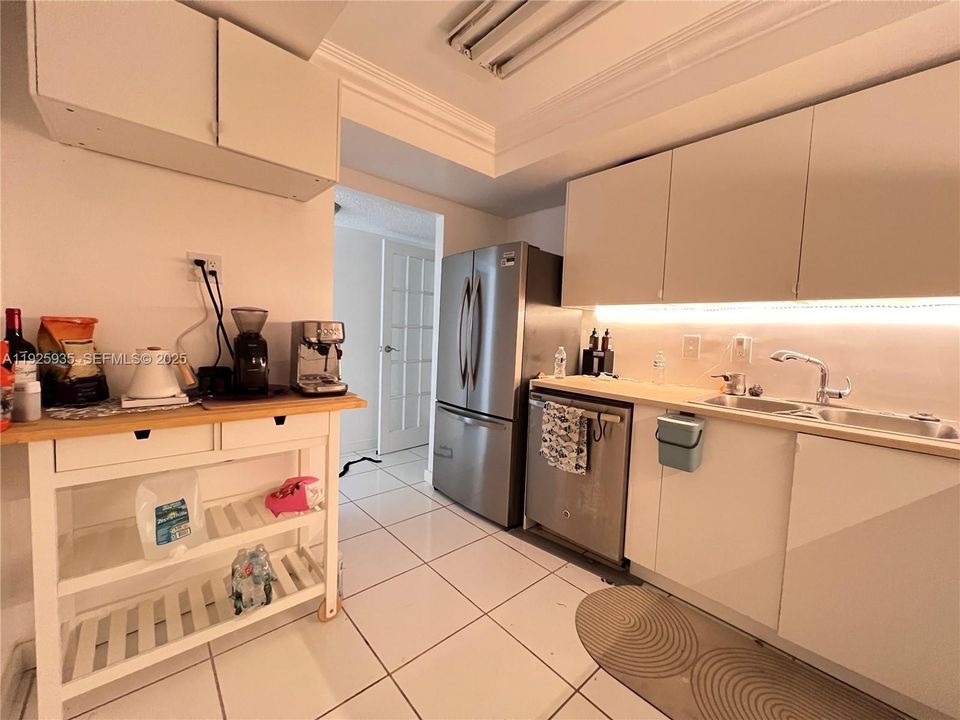 For Sale: $218,000 (2 beds, 1 baths, 924 Square Feet)