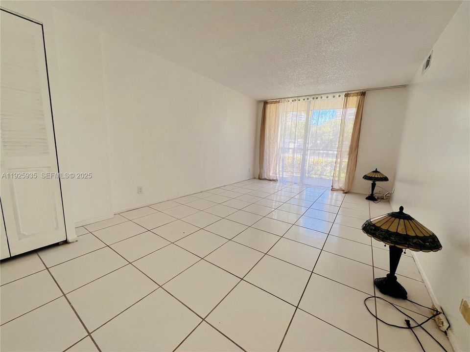 For Sale: $218,000 (2 beds, 1 baths, 924 Square Feet)