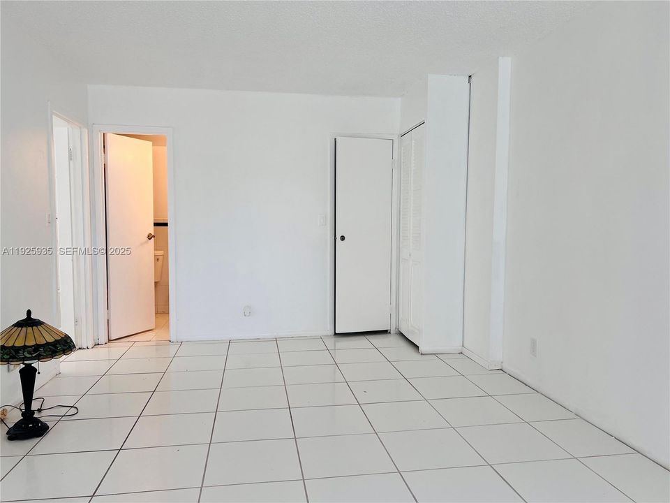 For Sale: $218,000 (2 beds, 1 baths, 924 Square Feet)