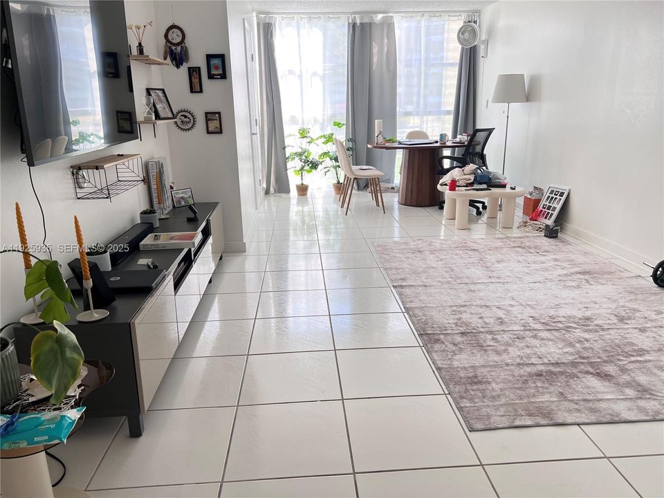 For Sale: $218,000 (2 beds, 1 baths, 924 Square Feet)