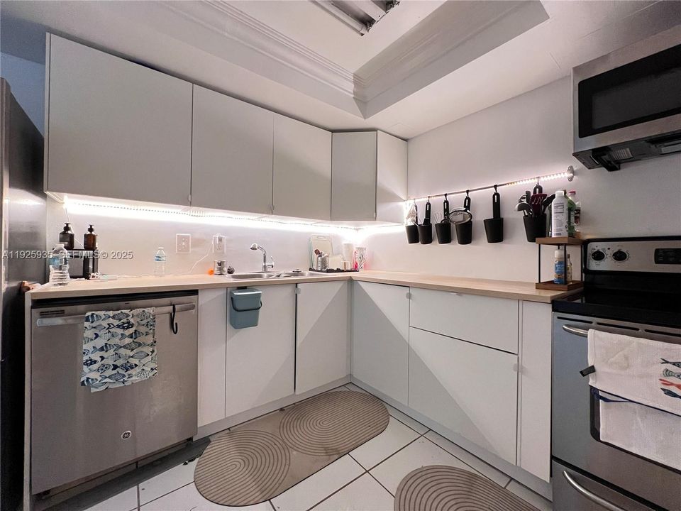 For Sale: $218,000 (2 beds, 1 baths, 924 Square Feet)