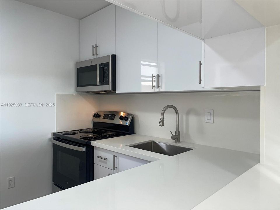 For Rent: $2,600 (2 beds, 1 baths, 830 Square Feet)