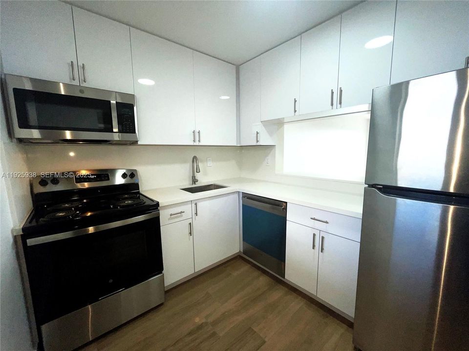 For Rent: $2,600 (2 beds, 1 baths, 830 Square Feet)