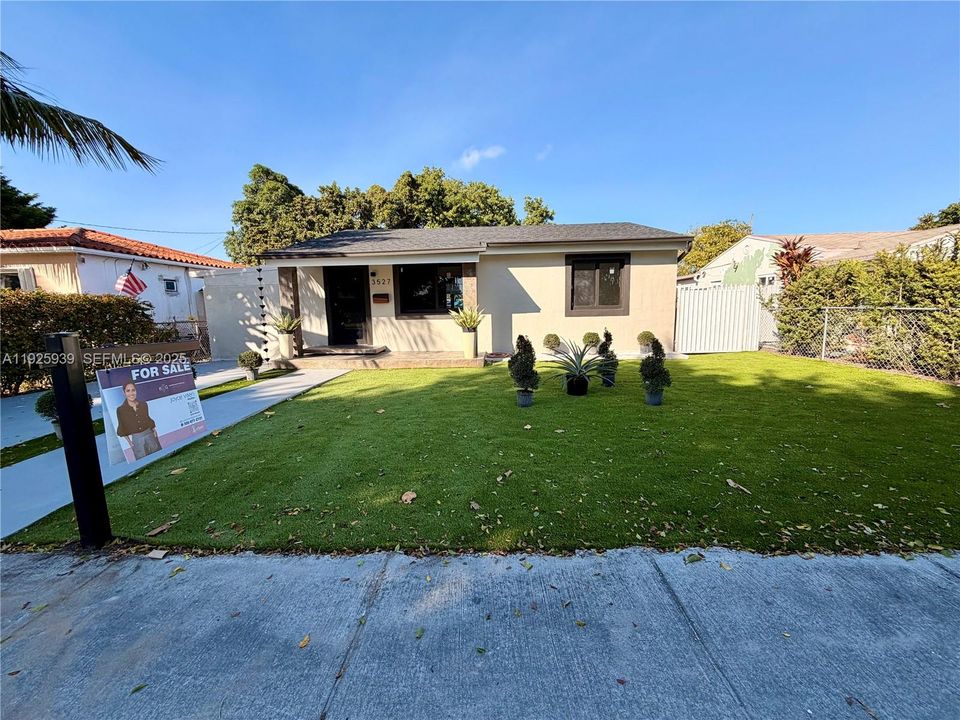 For Sale: $699,999 (3 beds, 2 baths, 1442 Square Feet)