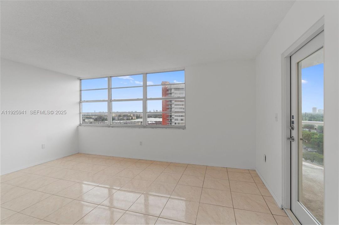 For Sale: $215,000 (2 beds, 2 baths, 1140 Square Feet)