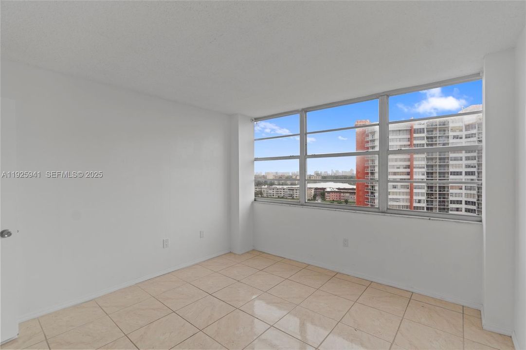 For Sale: $215,000 (2 beds, 2 baths, 1140 Square Feet)