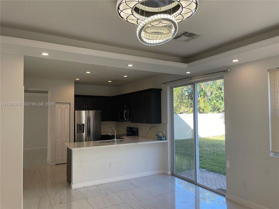 出租: $3,500 (4 贝兹, 2 浴室, 1852 平方英尺)