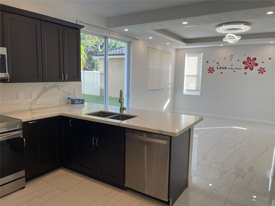 出租: $3,500 (4 贝兹, 2 浴室, 1852 平方英尺)