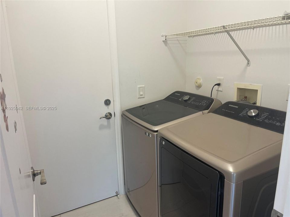 出租: $3,500 (4 贝兹, 2 浴室, 1852 平方英尺)